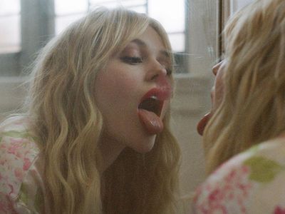 7 Potret Emily Lind, Pemeran Gossip Girl yang Pernah Jadi Korban Bully