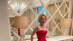 Foto: 8 Gaya Gillian Anderson yang Tak Peduli Dada Kendur Sampai Pusar