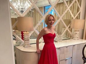 Foto: 8 Gaya Gillian Anderson yang Tak Peduli Dada Kendur Sampai Pusar