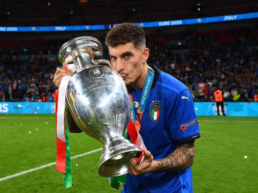 Ditaksir MU, Di Lorenzo Malah Perpanjang Kontrak di Napoli Ditaksir MU, Di Lorenzo Malah Perpanjang Kontrak di Napoli