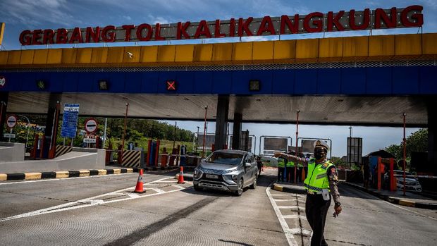 Personel kepolisian berjaga saat operasi penyekatan PPKM Darurat di Gerbang Tol Kalikangkung, Ngaliyan, Semarang, Jawa Tengah, Jumat (16/7/2021). Pada hari pertama penutupan 27 pintu keluar tol di wilayah Jawa Tengah hingga Kamis (22/7) mendatang, Polda Jawa Tengah memutarbalikkan kendaraan non esensial dan non kritikal yang tidak dilengkapi dokumen perjalanan sesuai aturan PPKM Darurat Jawa-Bali guna membatasi mobilitas masyarakat dalam upaya mencegah penyebaran COVID-19. ANTARA FOTO/Aji Styawan/hp.
