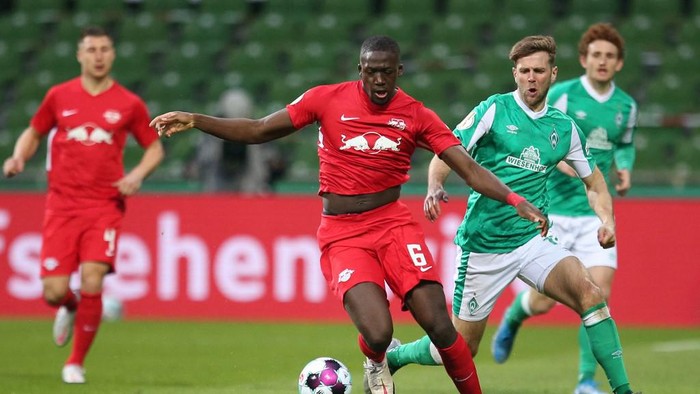 Leipzigs French defender Ibrahima Konate (C) and Bremens German forward Niclas Fuellkrug vie for the ball during the German Cup (DFB Pokal) semi-final football match Werder Bremen v RB Leipzig in Bremen, northern Germany on April 30, 2021. (Photo by Cathrin Mueller / POOL / AFP) / DFB REGULATIONS PROHIBIT ANY USE OF PHOTOGRAPHS AS IMAGE SEQUENCES AND QUASI-VIDEO.