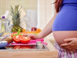 6 Tips Makan Sehat untuk Ibu Hamil yang Sedang Isoman