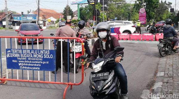 Jalan Adi Sucipto Solo Ditutup, Masih Banyak Pemotor Melintas