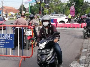 Jalan Adi Sucipto Solo Ditutup, Masih Banyak Pemotor Melintas