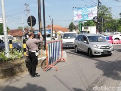 Jalan Adi Sucipto Solo Ditutup, Masih Ada Pengendara Ingin Lewat