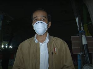 Malam-malam, Jokowi Blusukan ke Jakut Bagikan Sembako dan Paket Obat