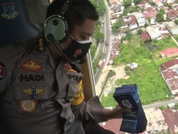 Pakai Heli, Polisi Sebar 5.000 Brosur Imbauan Patuhi PPKM Darurat Medan