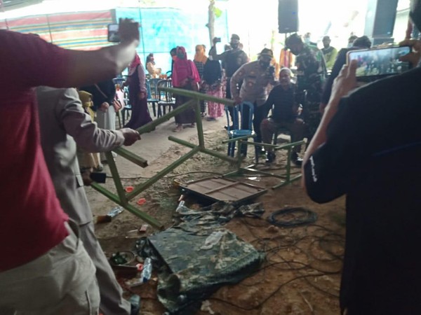 Kades Jenar, Samto, ditenangkan petugas usai mengamuk hingga membalik meja di hajatan, Sragen, Jumat (16/7/2021). Kades Jenar, Samto, ditenangkan petugas usai mengamuk hingga membalik meja di hajatan, Sragen, Jumat (16/7/2021).