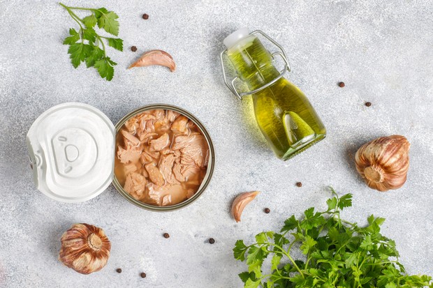 Kandungan vitamin D yang ada dalam tuna kaleng bisa mencapai 268 IU per 100 gram yang merupakan 34 persen dari DV