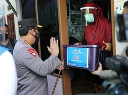 Momen Kapolri Blusukan di Solo, Bagi-bagi Sembako ke Warga-PKL