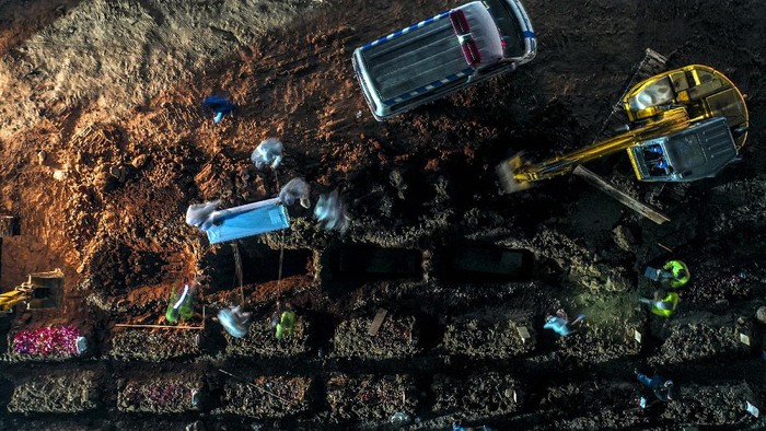 Foto udara situasi pemakaman khusus COVID-19 di TPU Rorotan, Cilincing, Jakarta Utara, Kamis (15/7/2021). Berdasarkan data Worldometer, Indonesia resmi masuk empat besar problem aktif COVID-19 terbanyak di seluruh dunia, pada Kamis (15/7/2021) problem aktif di Indonesia meraih 480.199 kasus, melebihi Rusia yang tercatat 457.250 kasus, Indonesia juga jauh melebihi India yang tercatat 432.011 kasus. ANTARA FOTO/M Risyal Hidayat/foc.