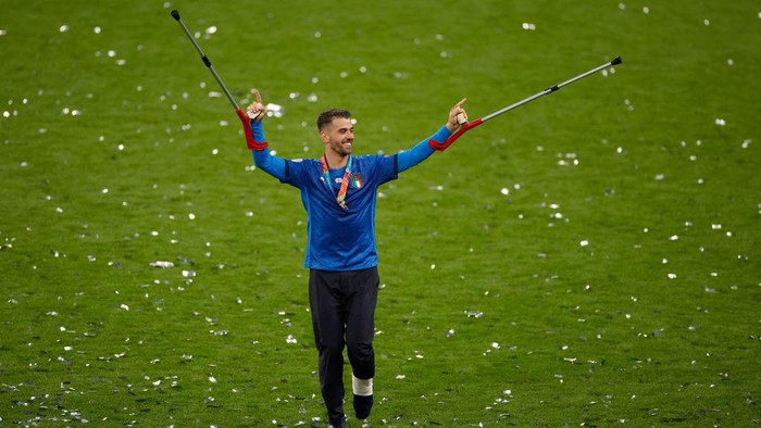 LONDON, ENGLAND - JULY 11: Leonardo Spinazzola of Italy celebrates their sides victory after the UEFA Euro 2020 Championship Final between Italy and England at Wembley Stadium on July 11, 2021 in London, England. (Photo by John Sibley - Pool/Getty Images)