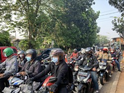 Pemeriksaan STRP di Titik Penyekatan Lenteng Agung, Lalin Kembali Macet