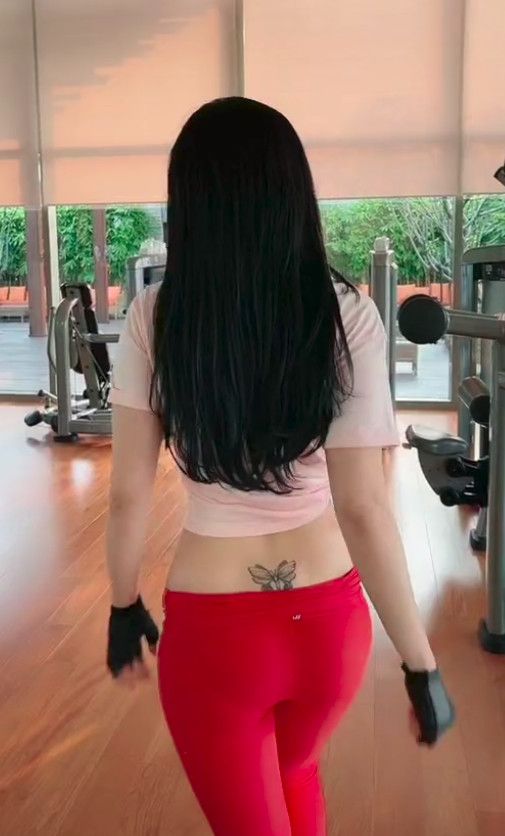 Maria Vania buka baju