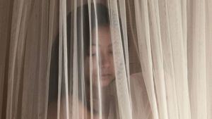 Mayang Sary Foto Topless Tertutup Kain Tipis
