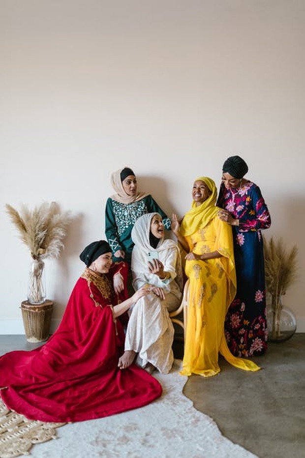 Menggunakan pakaian terbaik / Foto : Pexels/RodnaeProduction