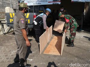 Menengok Pembuatan Peti Mati untuk Jenazah COVID-19 di Polsek Ibun Bandung
