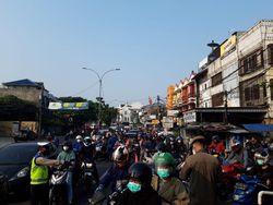 Pemeriksaan STRP di Penyekatan Ciputat, Kendaraan Antre hingga 2 Km
