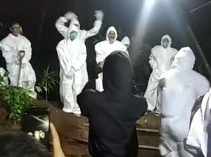 Soal Cara Penggali Kubur Hilangkan Jenuh Makamkan Jenazah COVID, Satgas Minta Maaf Soal Cara Penggali Kubur Hilangkan Jenuh Makamkan Jenazah COVID, Satgas Minta Maaf