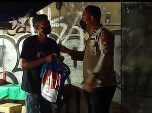 Polres Tangsel Bagikan 50 Ton Beras ke Warga Terdampak PPKM Darurat
