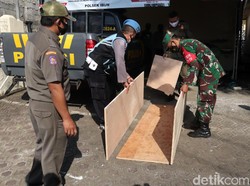 Saat TNI-Polri-Satpol PP Bahu-membahu Bikin Peti Jenazah COVID-19