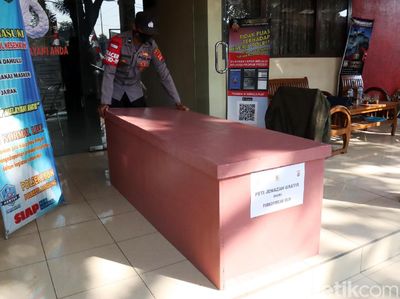 Polsek Ibun Bandung Buat Peti Jenazah Gratis untuk Korban COVID-19