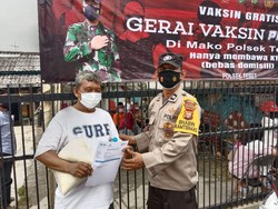 Polisi Gelar Vaksinasi di Lokasi Rawan Tawuran di Manggarai