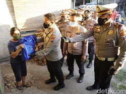 550 Paket Beras Dibagikan ke Warga Bojonegoro yang Terdampak COVID-19