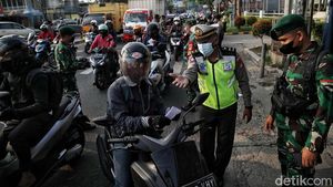 Ramainya kendaraan di Penyekatan Kawasan Bekasi