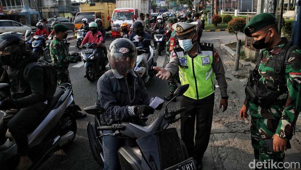 Ramainya kendaraan di Penyekatan Kawasan Bekasi
