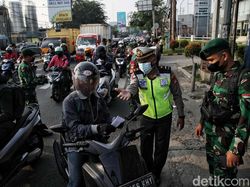 Ramainya kendaraan di Penyekatan Kawasan Bekasi