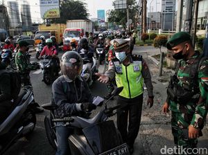 Ramainya kendaraan di Penyekatan Kawasan Bekasi