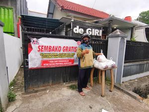 Inspiratif, Relawan di Banyuwangi Bagikan Sembako Gratis Warga yang Isoman