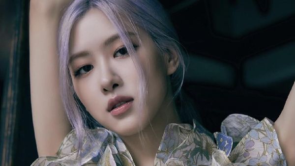 10 Potret Kecantikan Rose BLACKPINK yang Memesona John Mayer