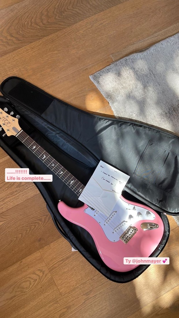Rose Blackpink mendapatkan gitar listrik dari John Mayer (foto: instagram.com/roses_are_rosie) Rose Blackpink mendapatkan gitar listrik dari John Mayer (foto: instagram.com/roses_are_rosie)