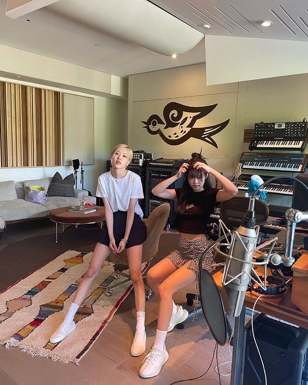 Rose dan Jennie saat mengerjakan proyek musik bersama di Los Angeles (foto: instagram.com/roses_are_rosie) Rose dan Jennie saat mengerjakan proyek musik bersama di Los Angeles (foto: instagram.com/roses_are_rosie)