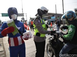 Saat Para Superhero Turun ke Jalan Bagikan Makanan di Bekasi