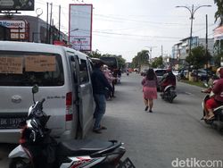 Tak Cuma di Jakarta, Servis HP Buka di Jalanan Medan Dampak PPKM Darurat