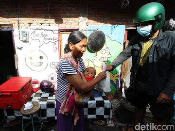 Semangat Pedagang Sayur di Solo Berbagi Sayuran Saat PPKM Darurat