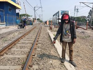 Terobos Perlintasan Jembatan Gantung Jakbar, Pemotor Tewas Tertabrak KRL