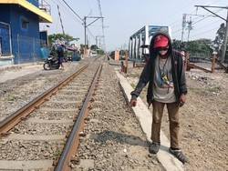 Terobos Perlintasan Jembatan Gantung Jakbar, Pemotor Tewas Tertabrak KRL