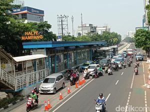 Ramai-ramai Pengendara Lintasi Busway demi Lolos Penyekatan di Mampang Ramai-ramai Pengendara Lintasi Busway demi Lolos Penyekatan di Mampang