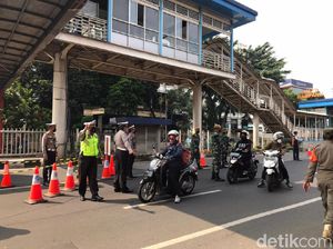 Pengendara Ngeluh Kena Sekat di Mampang Meski Punya STRP Pengendara Ngeluh Kena Sekat di Mampang Meski Punya STRP