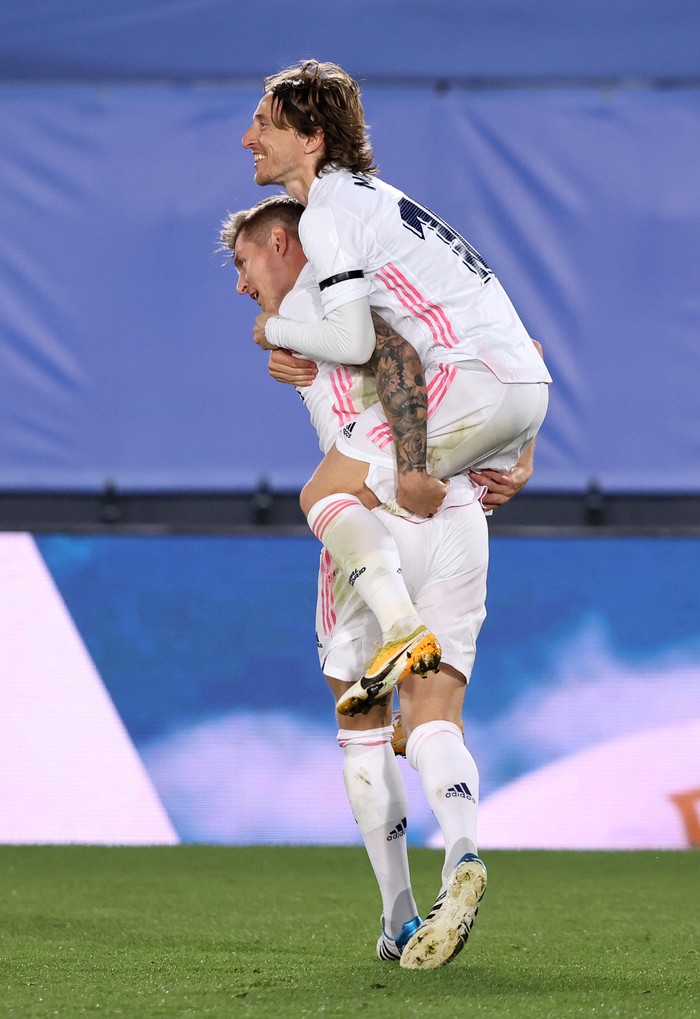 Toni Kroos, Luka Modric MADRID, SPAIN - APRIL 10: Toni Kroos of Real Madrid celebrates with team mate Luka Modric after scoring their side's second goal during the La Liga Santander match between Real Madrid and FC Barcelona at Estadio Alfredo Di Stefano on April 10, 2021 in Madrid, Spain. Sporting stadiums around Spain remain under strict restrictions due to the Coronavirus Pandemic as Government social distancing laws prohibit fans inside venues resulting in games being played behind closed doors. (Photo by Angel Martinez/Getty Images)