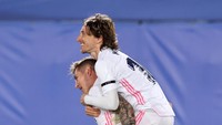 Luka Modric dan Toni Kroos akan habis kontraknya di Real Madrid pada musim panas 2024. Kedua gelandang gaek itu tampaknya sudah siap meninggalkan Bernabeu (Getty Images)