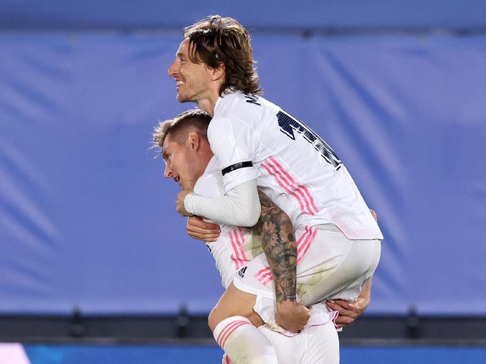 MADRID, SPAIN - APRIL 10: Toni Kroos of Real Madrid celebrates with team mate Luka Modric after scoring their sides second goal during the La Liga Santander match between Real Madrid and FC Barcelona at Estadio Alfredo Di Stefano on April 10, 2021 in Madrid, Spain. Sporting stadiums around Spain remain under strict restrictions due to the Coronavirus Pandemic as Government social distancing laws prohibit fans inside venues resulting in games being played behind closed doors.  (Photo by Angel Martinez/Getty Images)