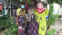 Usir Corona, Warga di Lumajang Pasang Boneka Orang-orangan di Depan Rumah