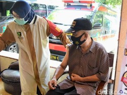 Saat Petugas Vaksinasi COVID-19 di Bondowoso Antar Jemput Lansia