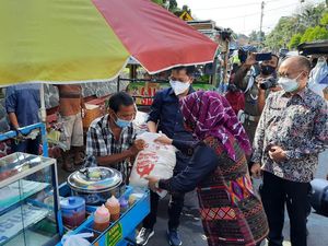 PKL Terdampak PPKM Darurat di Mojokerto Dapat Bantuan Paket Sembako